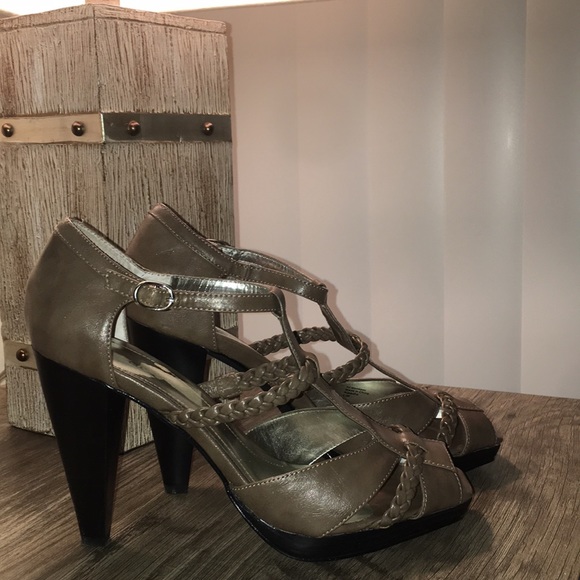 Stylish taupe peep toe chunk heel - Picture 2 of 4